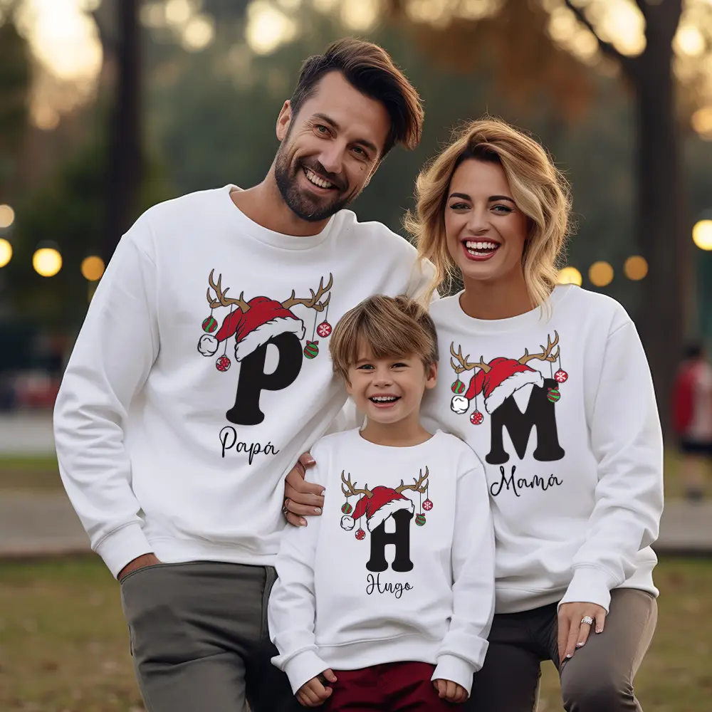 Pack de 2 sudaderas navideñas personalizadas familia 🎅 | Iniciales con gorro de Papá Noel - Imagen 2