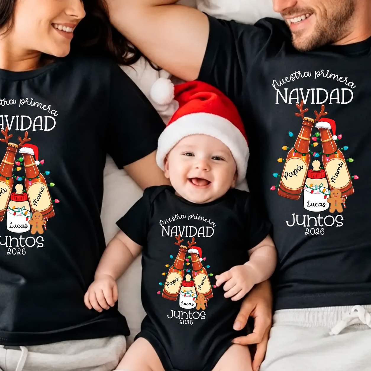 Pack familiar “Nuestra primera Navidad juntos 2026” 🍻 Diseño Brindis Navideño Botellas Personalizado - Imagen 3