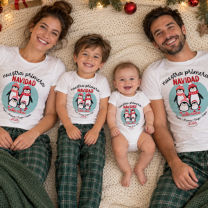 Familia de cuatro con camisetas blancas y body de bebé personalizados con pingüinos y la frase Nuestra primera Navidad siendo cuatro.